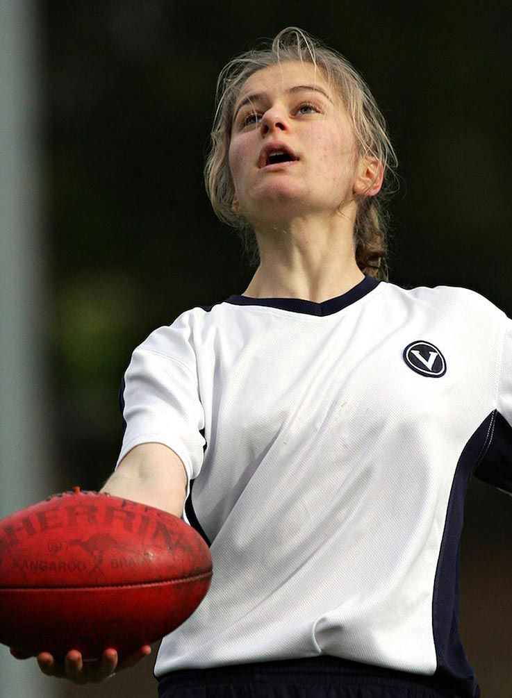VAFA umpire bounce footy